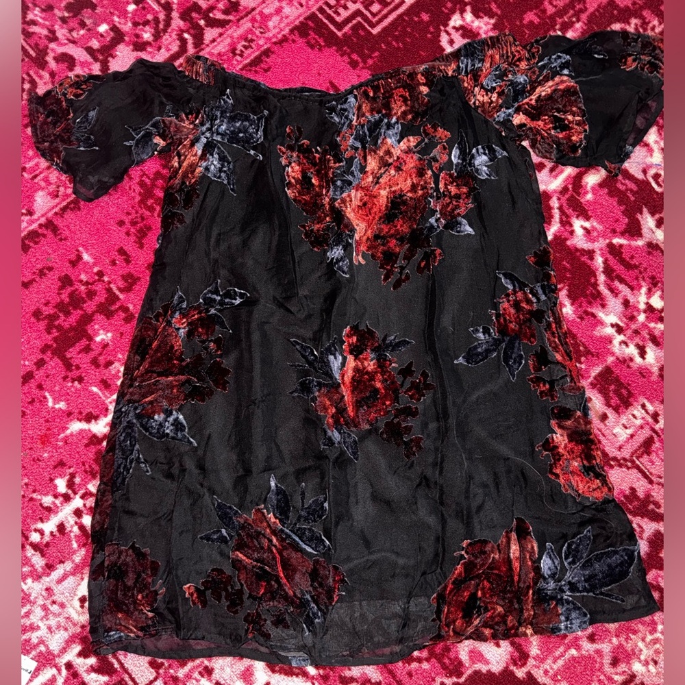 Floral Off-Shoulder dress with lining.